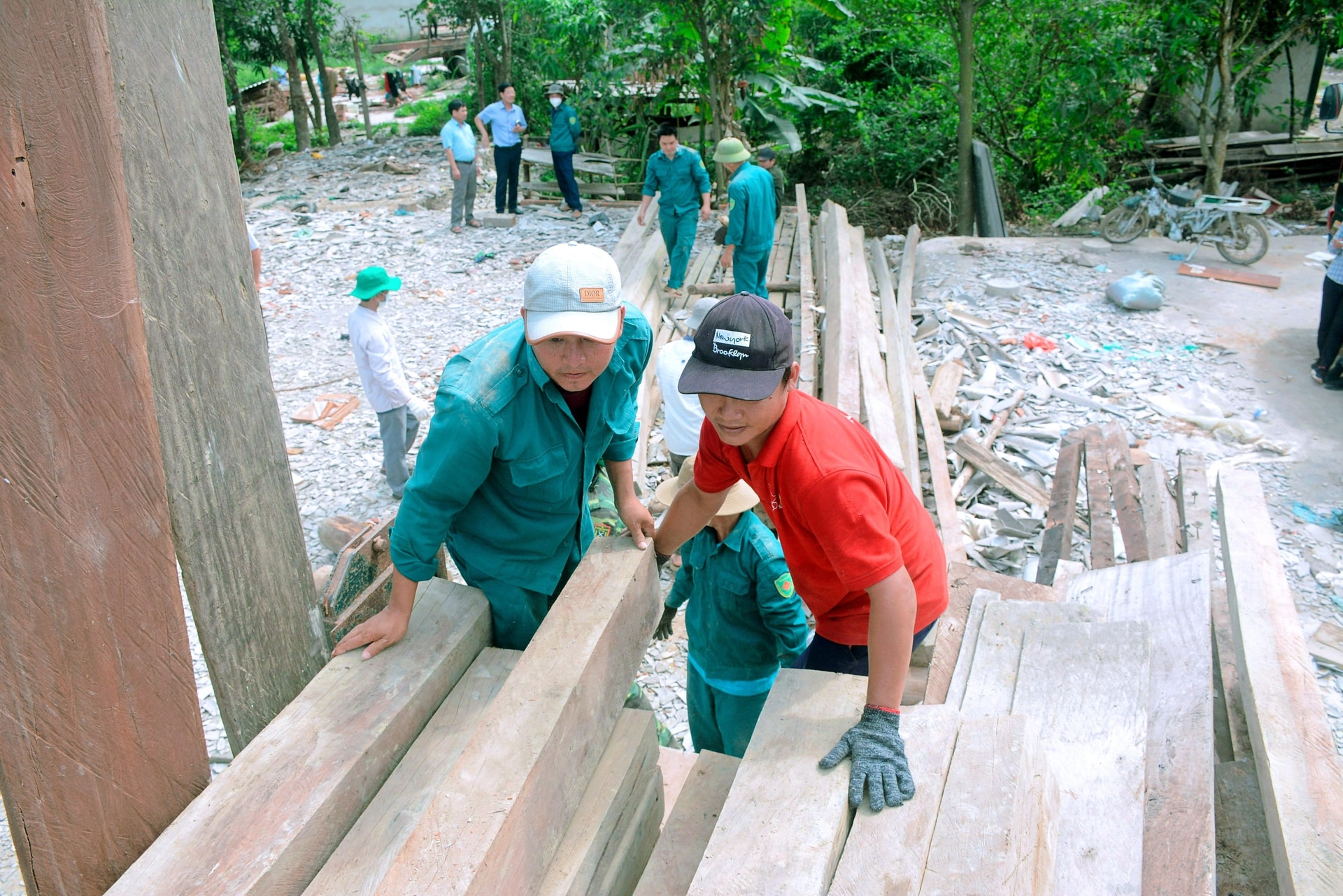 Chính quyền địa phương đang hỗ trợ người dân di dời.