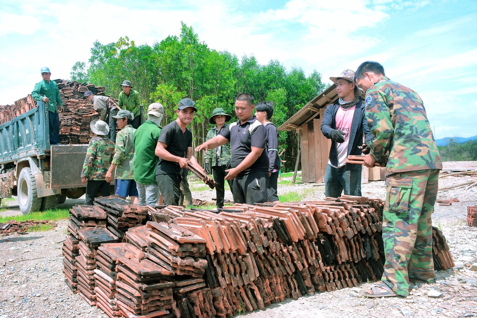 Chính quyền địa phương đang hỗ trợ người dân di dời.