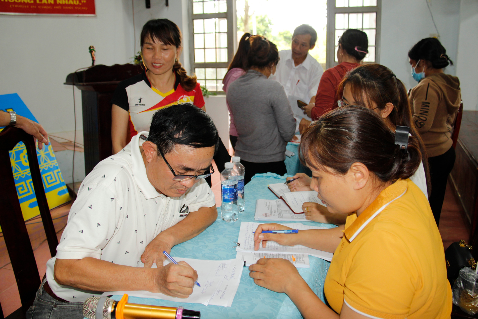 Người dân xã Vụ Bổn, huyện Krông Pắc đăng ký bàn giao mặt bằng sớm.