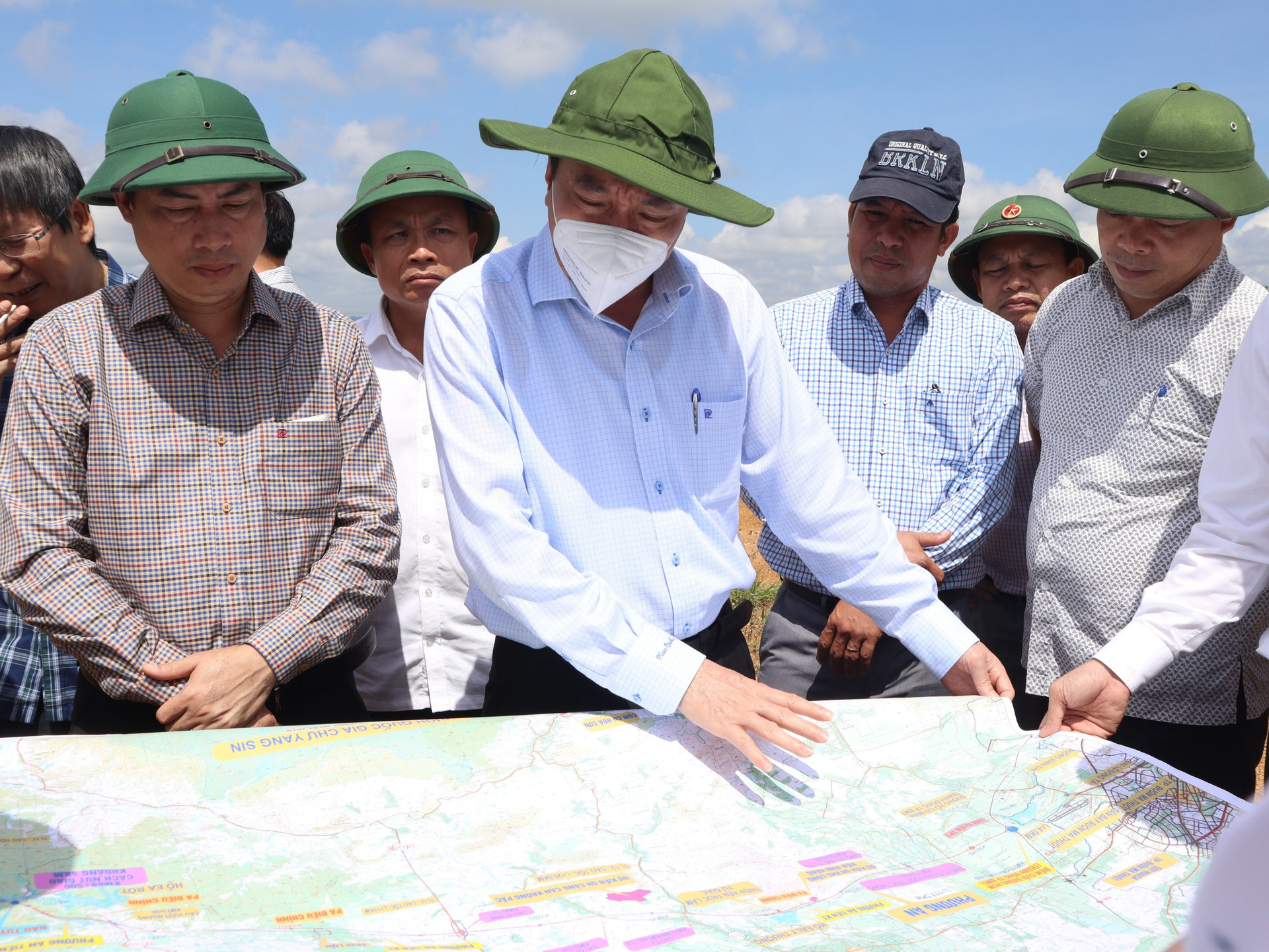 Lãnh đạo tỉnh Đắk Lắk và lãnh đạo huyện Krông Pắc đi khảo sát thực tế.