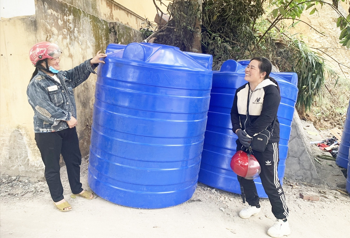 Người dân xã Hiền Lương, huyện Đà Bắc được hỗ trợ téc nước.