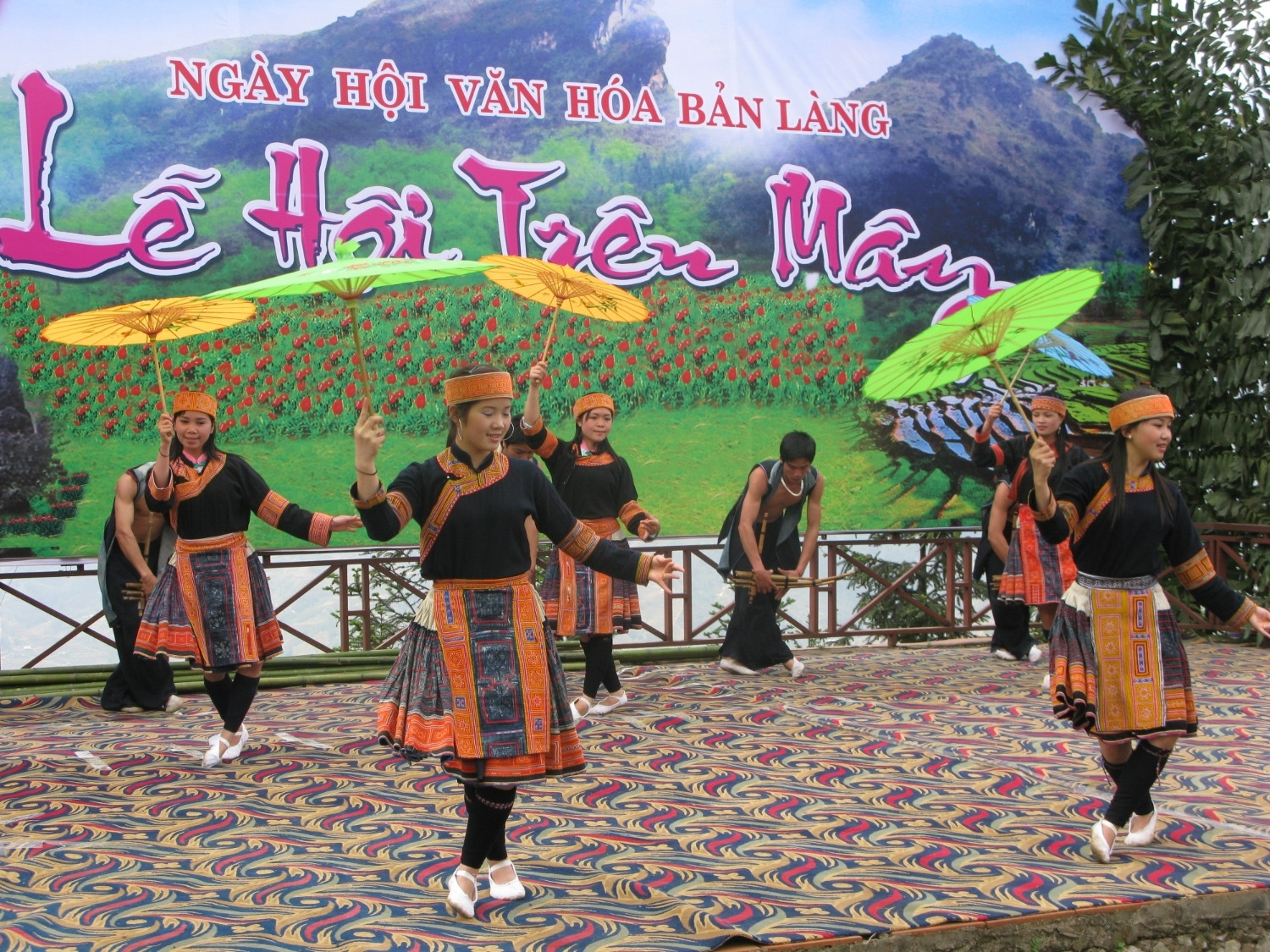 Nhiều lễ hội mang đậm bản sắc văn hóa dân tộc tại Lào Cai đang góp phần quan trọng tạo đà phát triển du lịch vùng đồng bào DTTS.