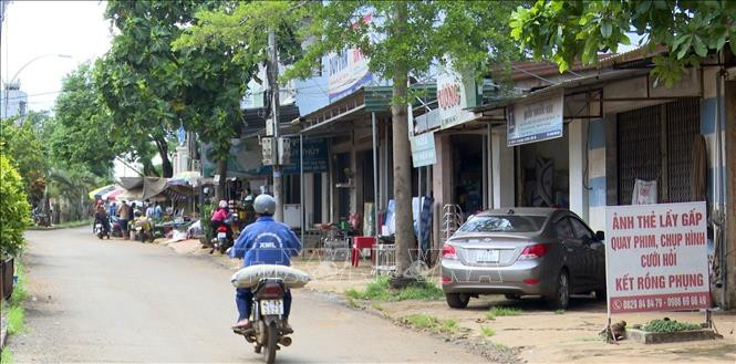 Người dân quay trở lại cuộc sống thường nhật sau sự việc nhóm đối tượng dùng súng, dao tấn công trụ sở UBND xã Ea Tiêu và Ea Ktur, huyện Cư Kuin, tỉnh Đắk Lắk. Ảnh: Quang Thái/TTXVN.