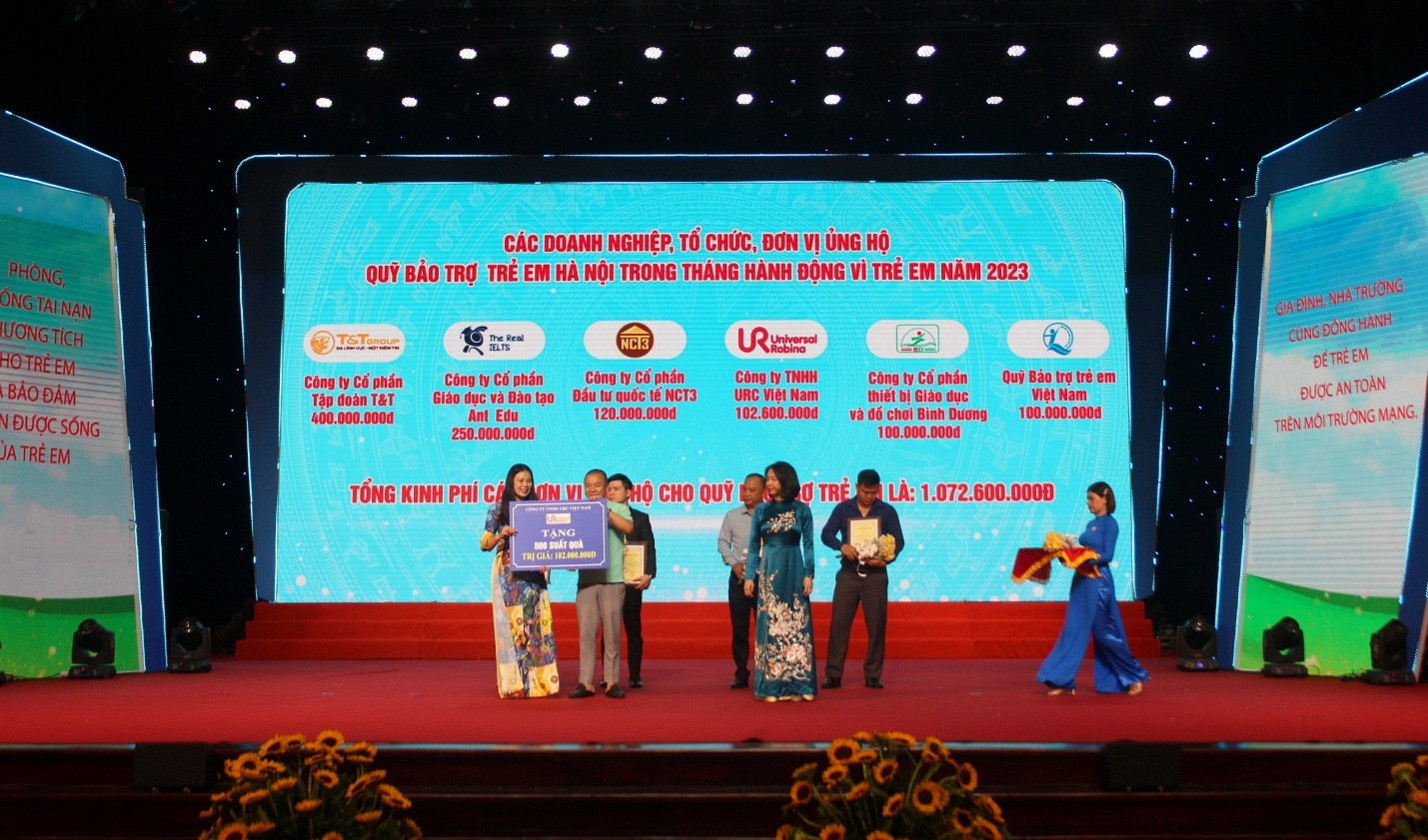 Đại diện URC Việt Nam trao biển tượng trưng quà tặng cho trẻ em các quận, huyện, thị xã và trung tâm, làng nuôi dưỡng trẻ em trên địa bàn TP Hà Nội.