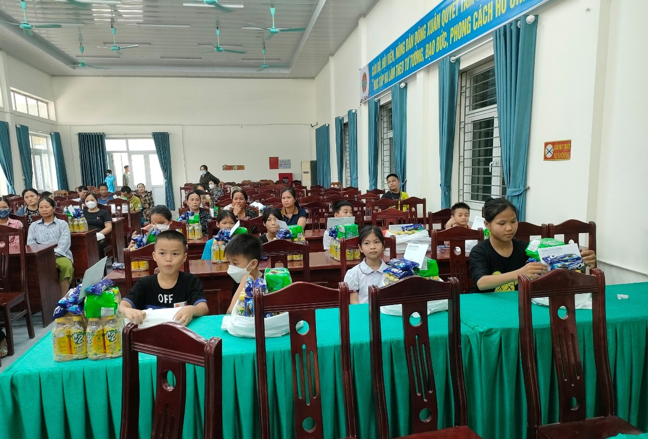 Những phần quà được trao tận tay các em học sinh hiếu học có hoàn cảnh khó khăn tại các quận, huyện, thị xã trên địa bàn TP. Hà Nội.