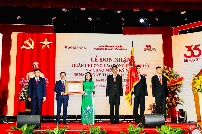 Agribank vinh dự đón nhận Huân chương Lao động hạng Nhất của Chủ tịch Nước CHXHCN Việt Nam tại Lễ kỷ niệm 35 năm Ngày thành lập Agribank 26/3/1988- 26/3/2023.