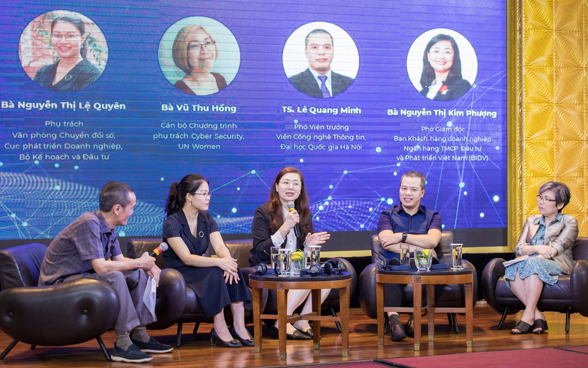 Bà Nguyễn Thị Kim Phượng - Phó Giám đốc Ban Khách hàng doanh nghiệp BIDV, cùng các diễn giả tham gia Chương trình.