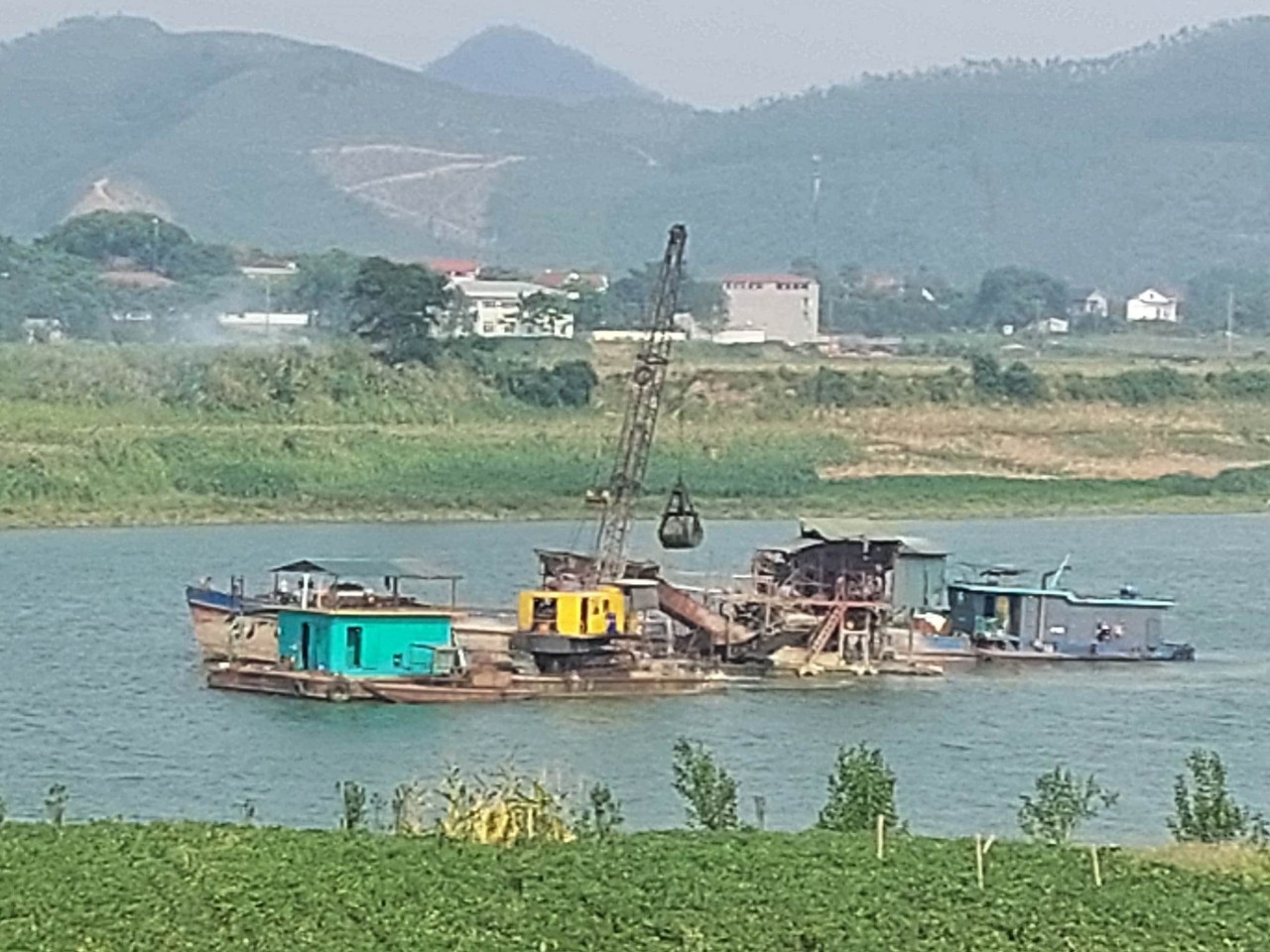 Hoạt động khai thác cát trên sông Lô thuộc địa phận huyện Phù Ninh.