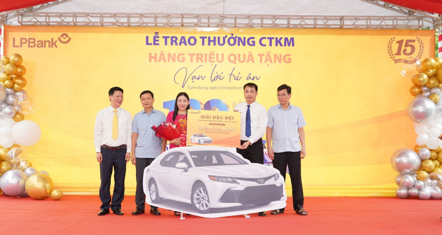 Khách hàng Trần Thị Lành nhận giải đặc biệt là 1 xe ô tô Toyota Camry 2023 trị giá trên 1,1 tỷ đồng.