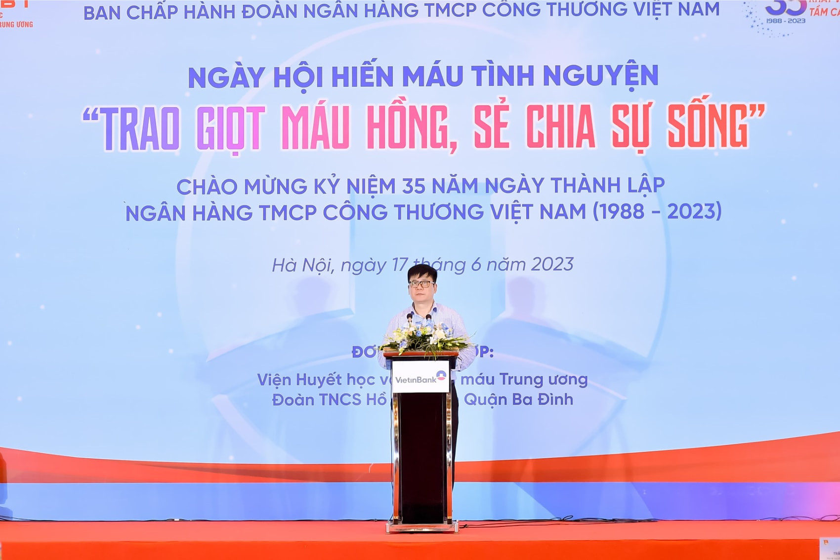 Đ/c Trần Kiên Cường – Phó Bí thư Thường trực Đảng ủy VietinBank phát biểu tại Ngày hội hiến máu tình nguyện.