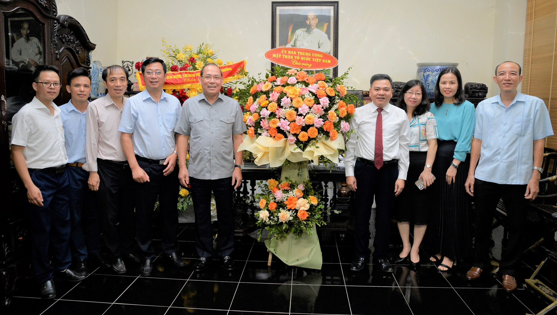 Ông Hoàng Công Thủy, Phó Chủ tịch Ủy ban Trung ương MTTQ Việt Nam chúc mừng báo Người Công giáo Việt Nam.