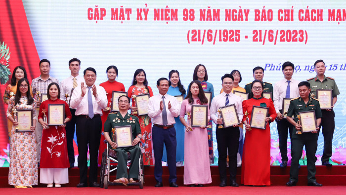 Báo Đại Đoàn Kết cùng một số cơ quan nhận giải C Báo chí Phú Thọ.