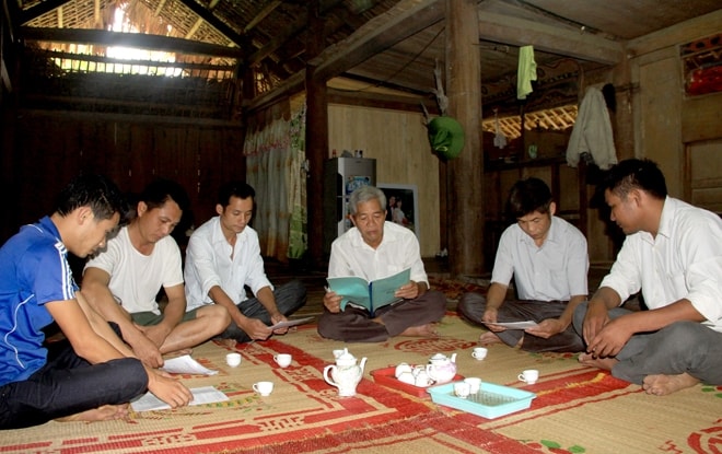 Người có uy tín ở Tuyên Quang thường xuyên tuyên truyền chủ trương, đường lối của Đảng, chính sách pháp luật của Nhà nước đến đồng bào nơi cư trú.