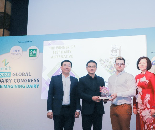 Đại diện Ban tổ chức Giải thưởng The World Dairy Innovation Awards 2023 chúc mừng Vinamilk với giải thưởng dành cho sản phẩm Super Nut từ 9 loại hạt.