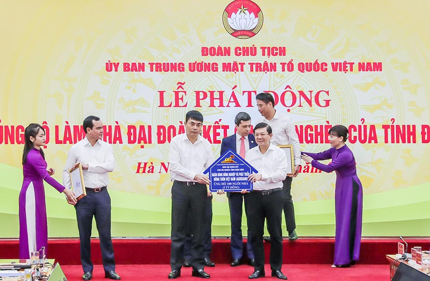 Ông Nguyễn Minh Phương, Thành viên HĐTV Agribank trao ủng hộ 05 tỷ đồng để xây dựng 100 ngôi nhà Đại đoàn kết tại tỉnh Điện Biên.