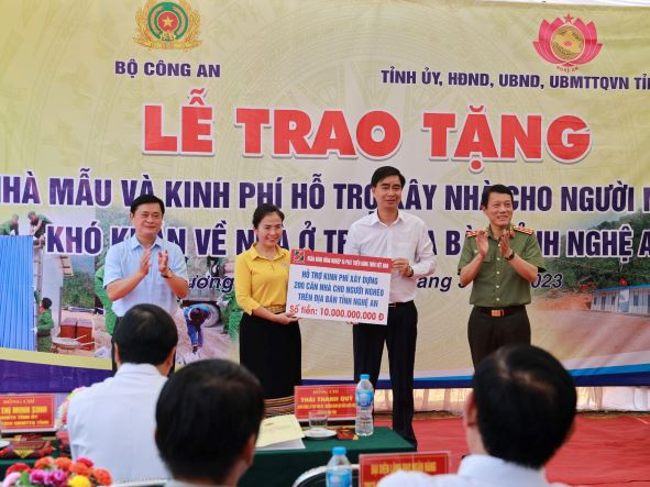 Ông Lê Xuân Trung, Thành viên HĐTV Agribank trao ủng hộ 10 tỷ đồng để xây dựng 200 ngôi nhà Đại đoàn kết tại tỉnh Nghệ An.