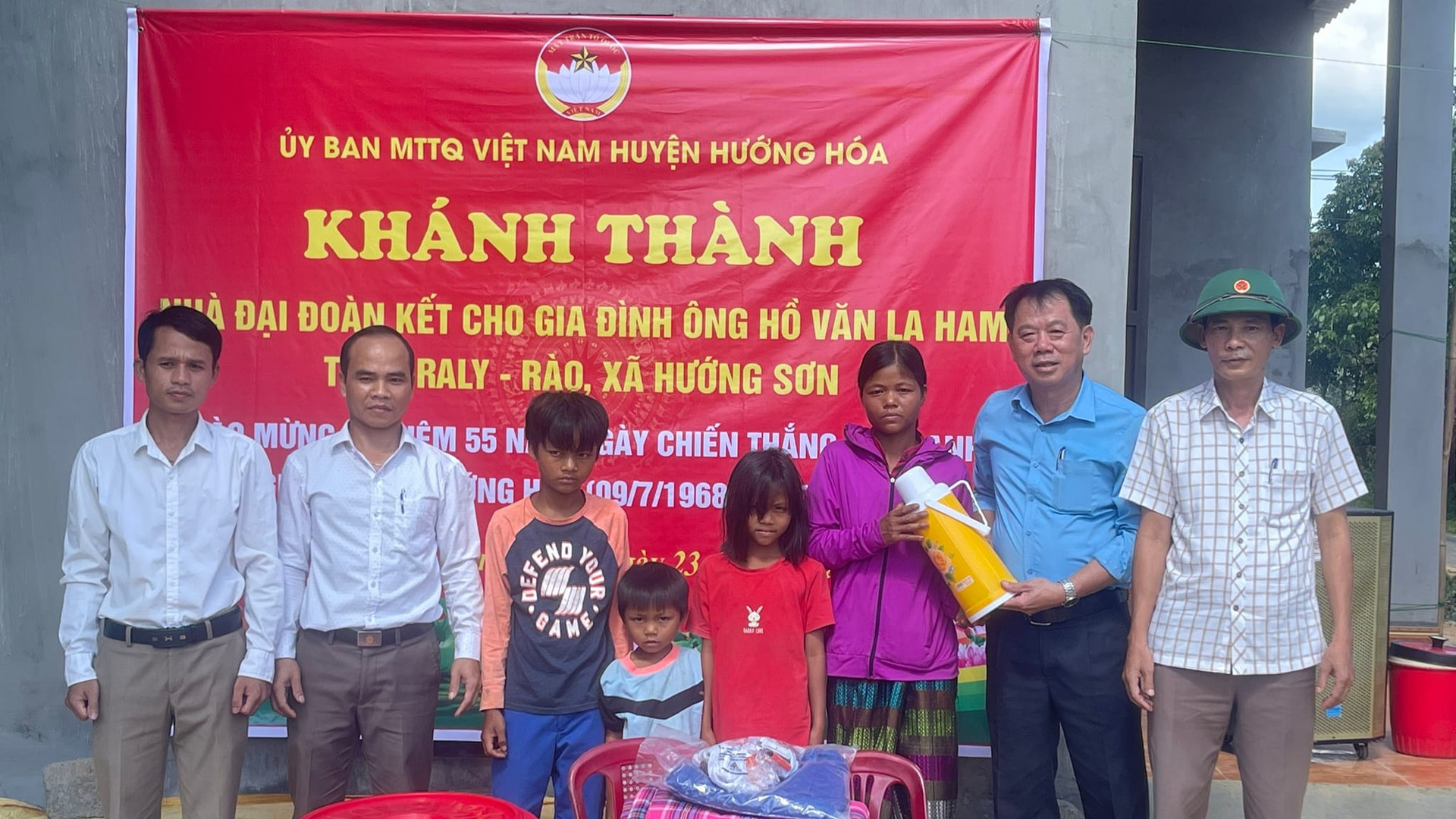 Ủy ban MTTQ Việt Nam huyện Hướng Hóa khánh thành, bàn giao nhà Đại đoàn kết cho hộ ông Hồ Văn La Ham.