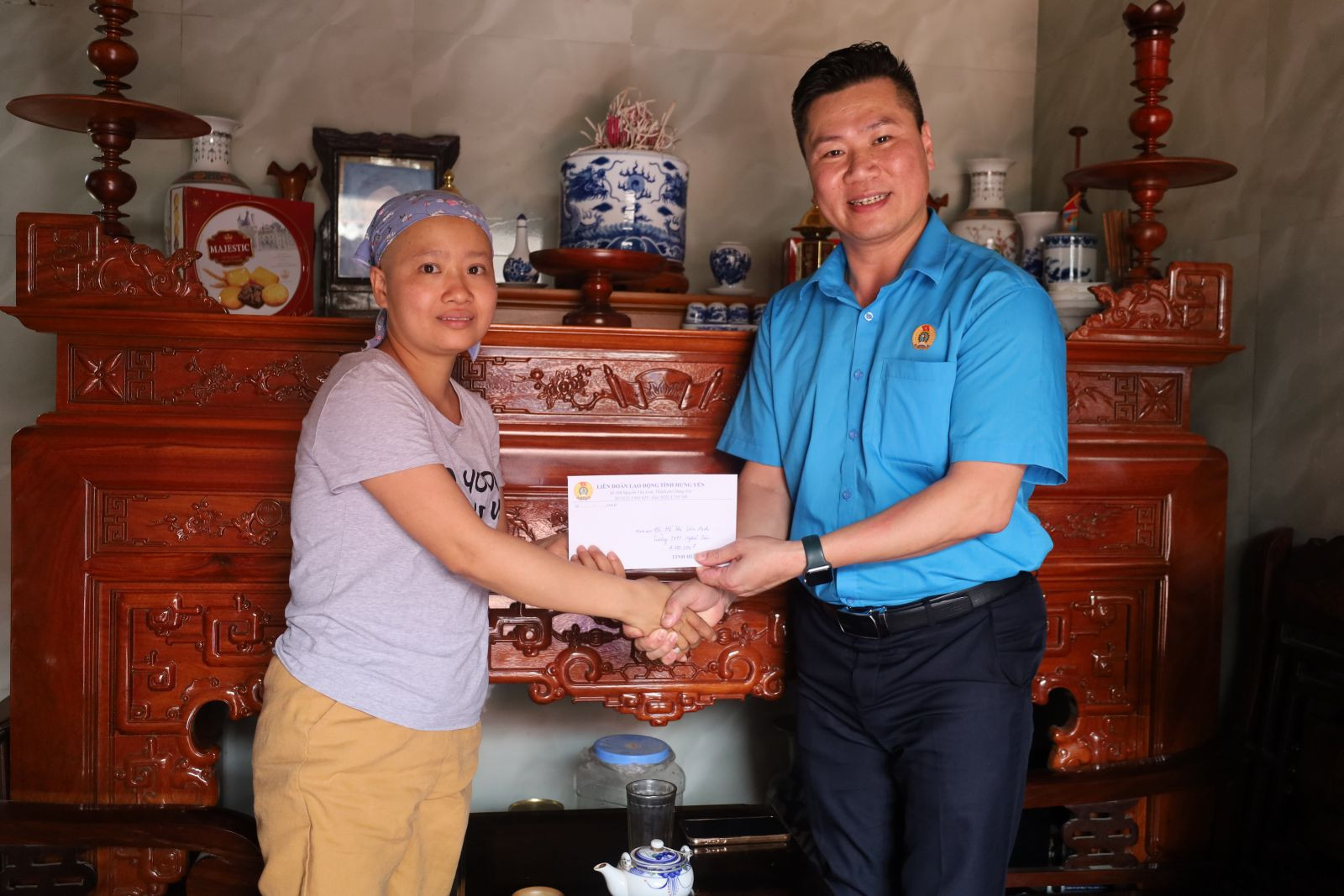 Ông Hoàng Xuân Hào - Phó Chủ tịch Thường trực LĐLĐ tỉnh Hưng Yên trao tiền hỗ trợ cho đoàn viên khó khăn.