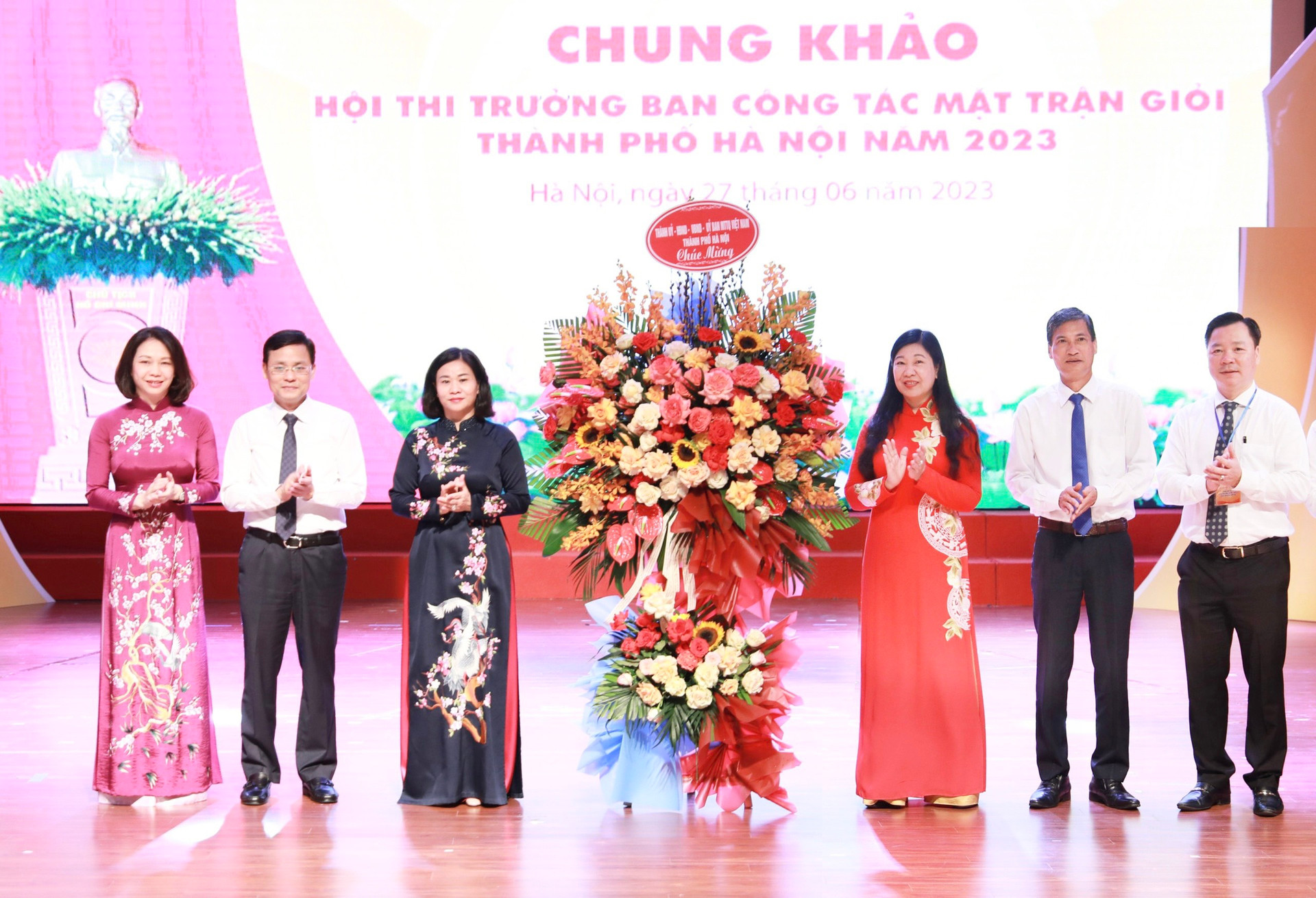 Bà Nguyễn Thị Tuyến, Phó Bí thư Thường trực Thành ủy Hà Nội thay mặt lãnh đạo thành phố tặng hoa chúc mừng Hội thi.