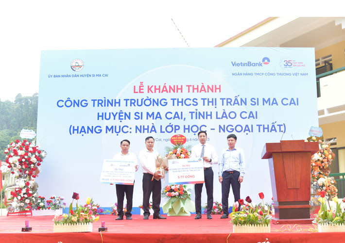 Lãnh đạo VietinBank trao biểu trưng tài trợ công trình.