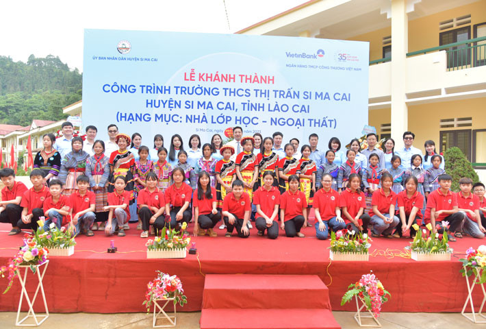 Chụp ảnh lưu niệm với thầy và trò Trường THCS thị trấn Si Ma Cai.