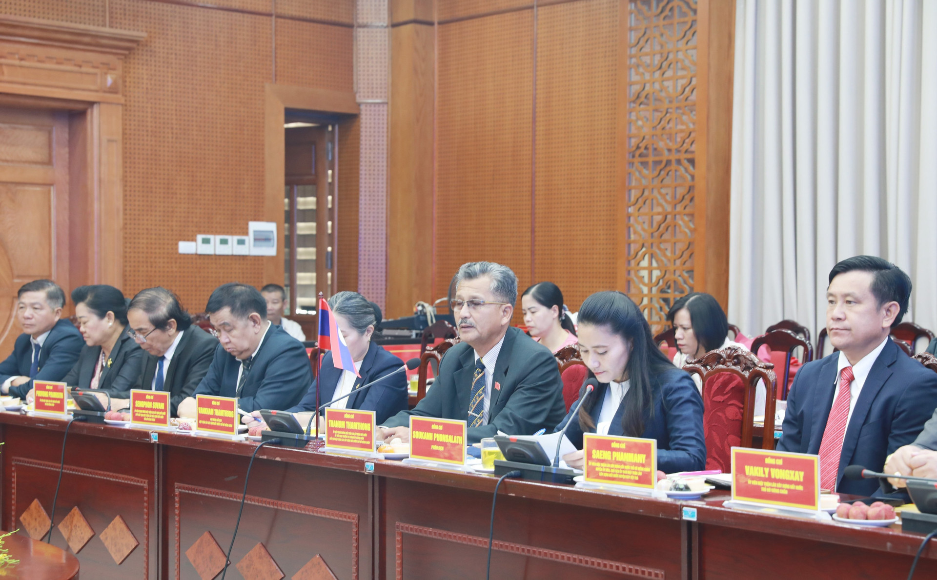 Đoàn đại biểu Ủy ban Ủy ban Mặt trận Lào xây dựng đất nước Thủ đô Viêng Chăn tại hội đàm.