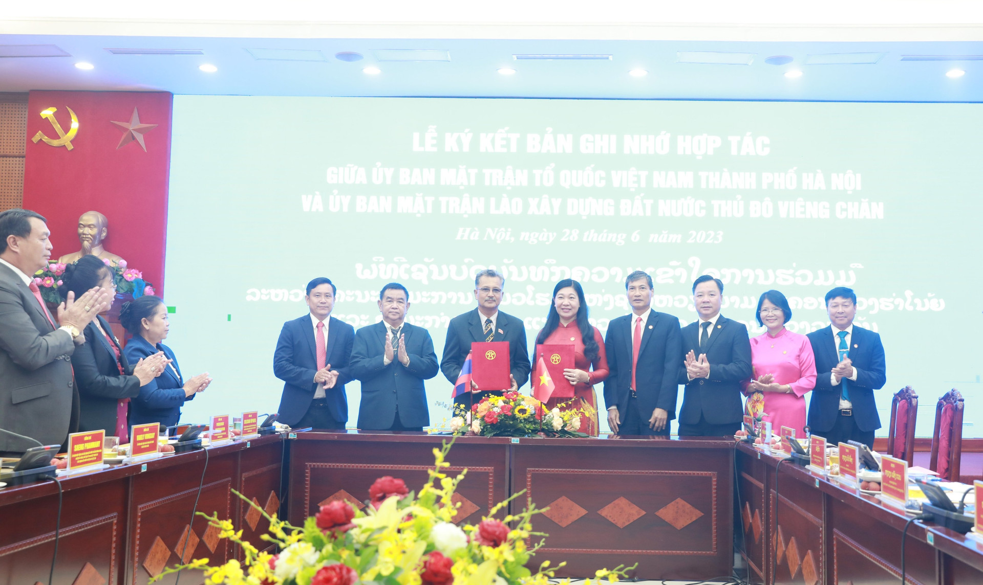 Ủy ban MTTQ Việt Nam thành phố Hà Nội và Đoàn đại biểu Ủy ban Mặt trận Lào Thủ đô Viêng Chăn ký kết biên bản ghi nhớ.