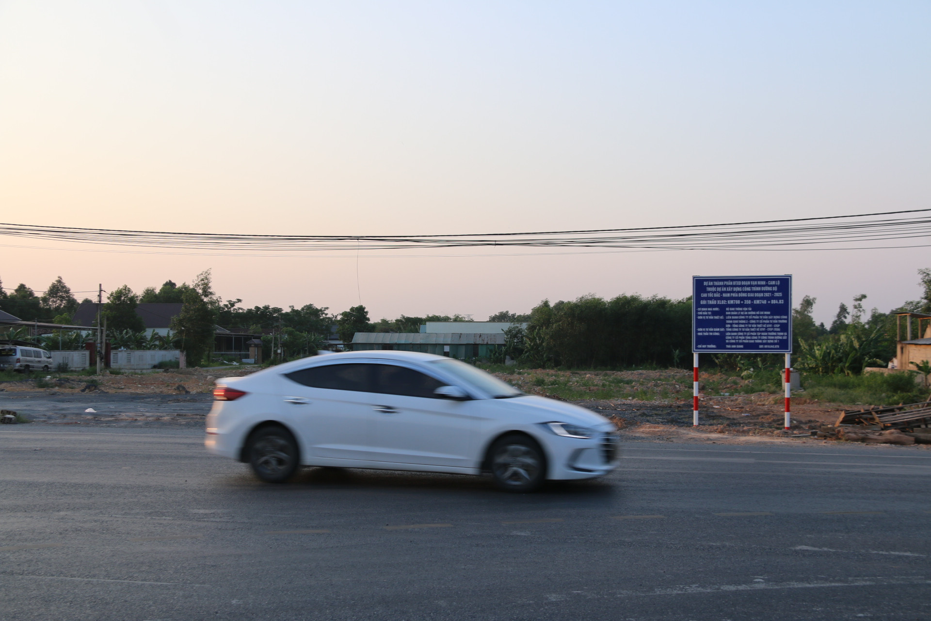 Cao tốc Vạn Ninh - Cam Lộ được khởi công vào sáng ngày 1/1, tại Km10+380 Quốc lộ 9 thuộc xã Cam Hiếu.