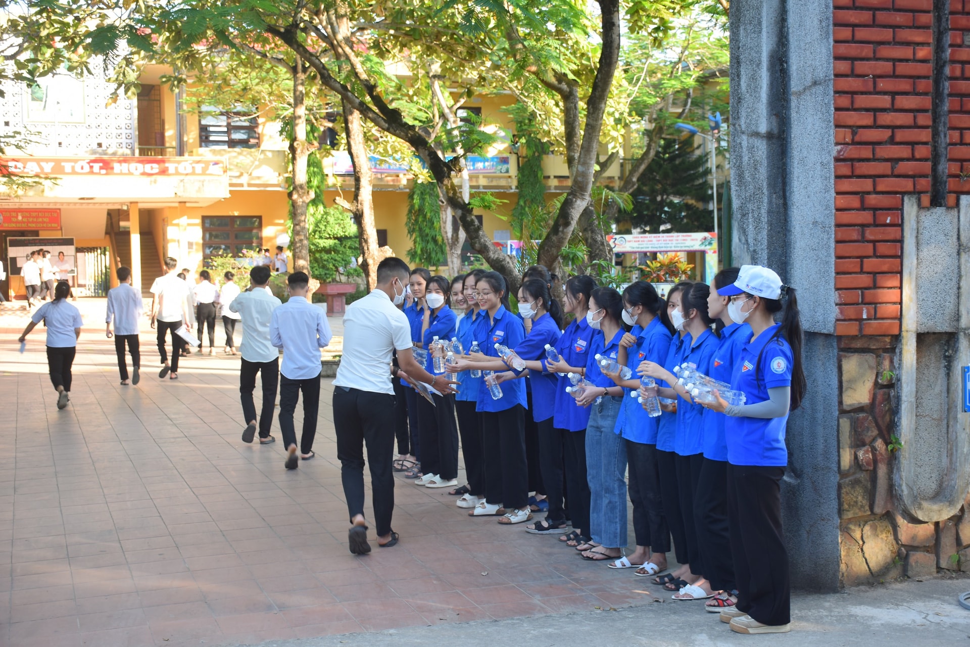 Ngày 28/6, anh Phạm Xuân Khánh - Phó Bí thư Tỉnh đoàn, Chủ tịch Hội đồng Đội tỉnh Quảng Trị cho biết, cùng với việc huy động gần 1.300 tình nguyện viên tham gia hỗ trợ cho 8.413 thí sinh tham gia dự thi, Ban Thường vụ Tỉnh đoàn và các cấp bộ Đoàn vận động các nguồn lực xã hội để giúp đỡ thí sinh.