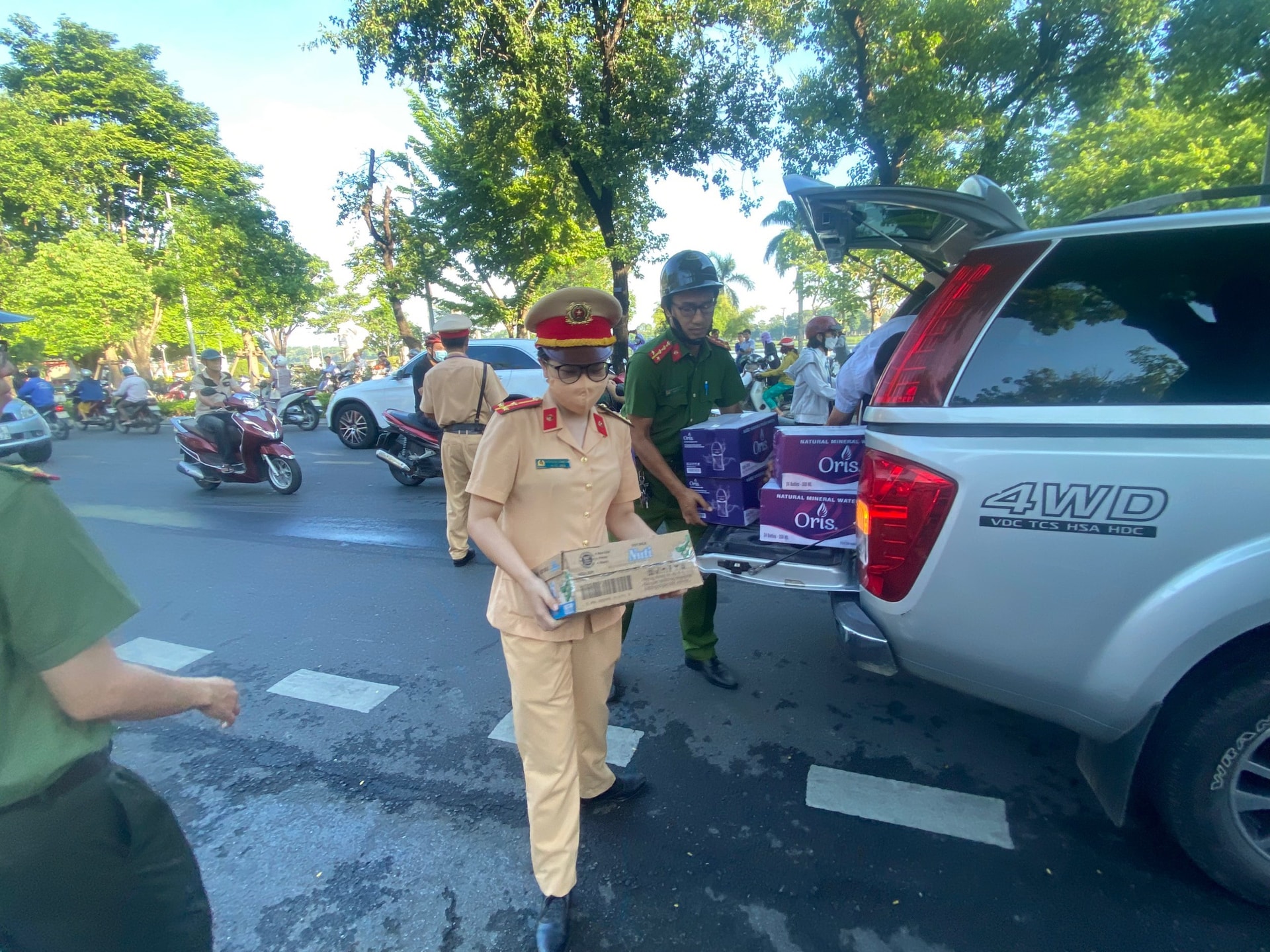 Cũng trong đợt này, Đoàn thanh niên Công an tỉnh Thừa Thiên - Huế đã bố trí 4 tổ công tác cố định, mỗi tổ 4 đoàn viên phối hợp với lực lượng tại chỗ thực hiện công tác đảm bảo ANTT xung quanh các địa điểm thi: trường THPT chuyên Quốc học Huế, trường THPT Hai Bà Trưng, trường THPT Nguyễn Huệ và trường THPT Cao Thắng. Tổ chức phát nước suối, bánh miễn phí cho thí sinh và người nhà thí sinh tại các điểm thi với tổng 50 thùng nước, 10 thùng bánh; đồng thời sẵn sàng hỗ trợ, giúp đỡ thí sinh khi gặp sự cố về phương tiện, quên dụng cụ thi cử…