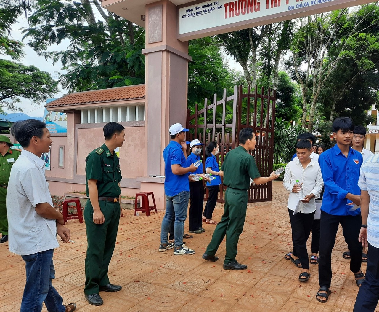 Điển hình, Đồn Biên phòng Hướng Phùng đã ủng hộ 100 suất ăn nhẹ và nước uống.