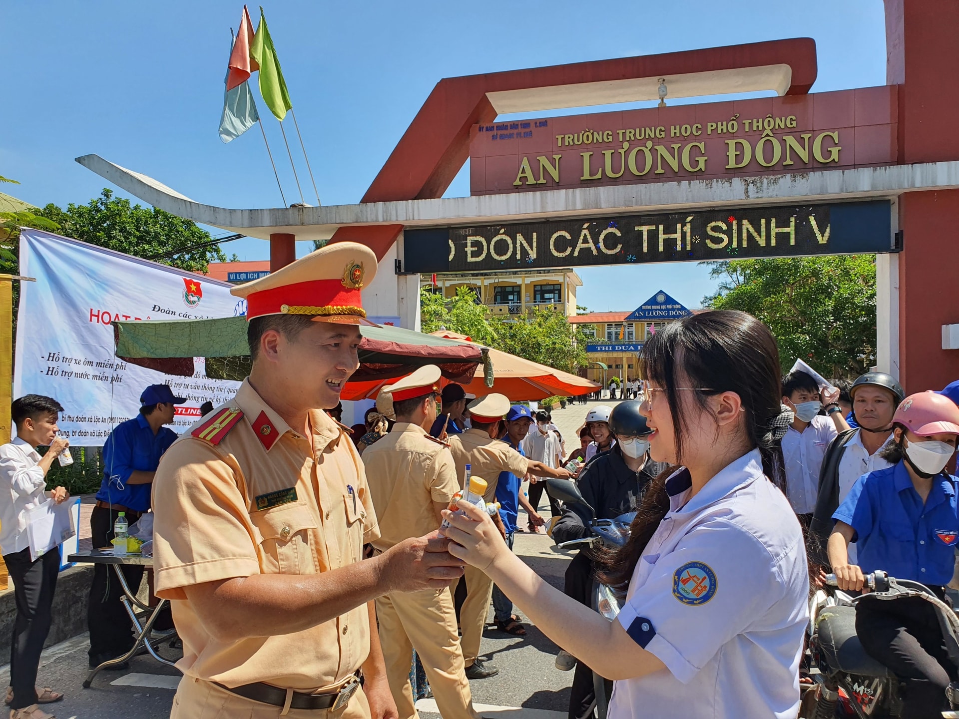 Bên cạnh đó, các đội công tác thuộc Phòng CSGT, Công an tỉnh Thừa Thiên - Huế còn tình nguyện đồng hành cùng thí sinh trong suốt Kỳ thi tốt nghiệp THPT diễn ra bằng nhiều hành động thiết thực như: tổ chức thăm hỏi, động viên tặng nước suối, sữa, bút, thước… cho các thí sinh đến dự thi. Được biết, trong ngày đầu tiên của kỳ thi, đơn vị đã chuẩn bị 60 thùng nước suối, 20 thùng sữa cùng hơn 200 bút, thước các loại… để hỗ trợ cho các thí sinh