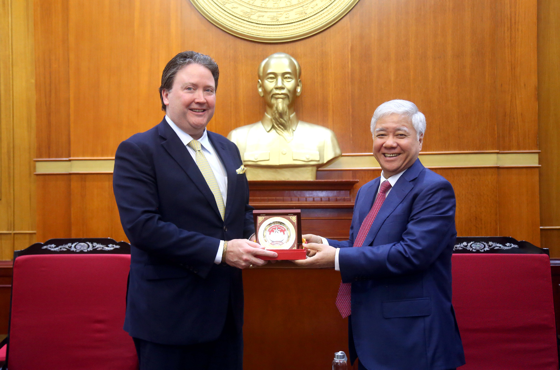 Chủ tịch Đỗ Văn Chiến tặng biểu trưng Mặt trận cho Đại sứ Hoa Kỳ.