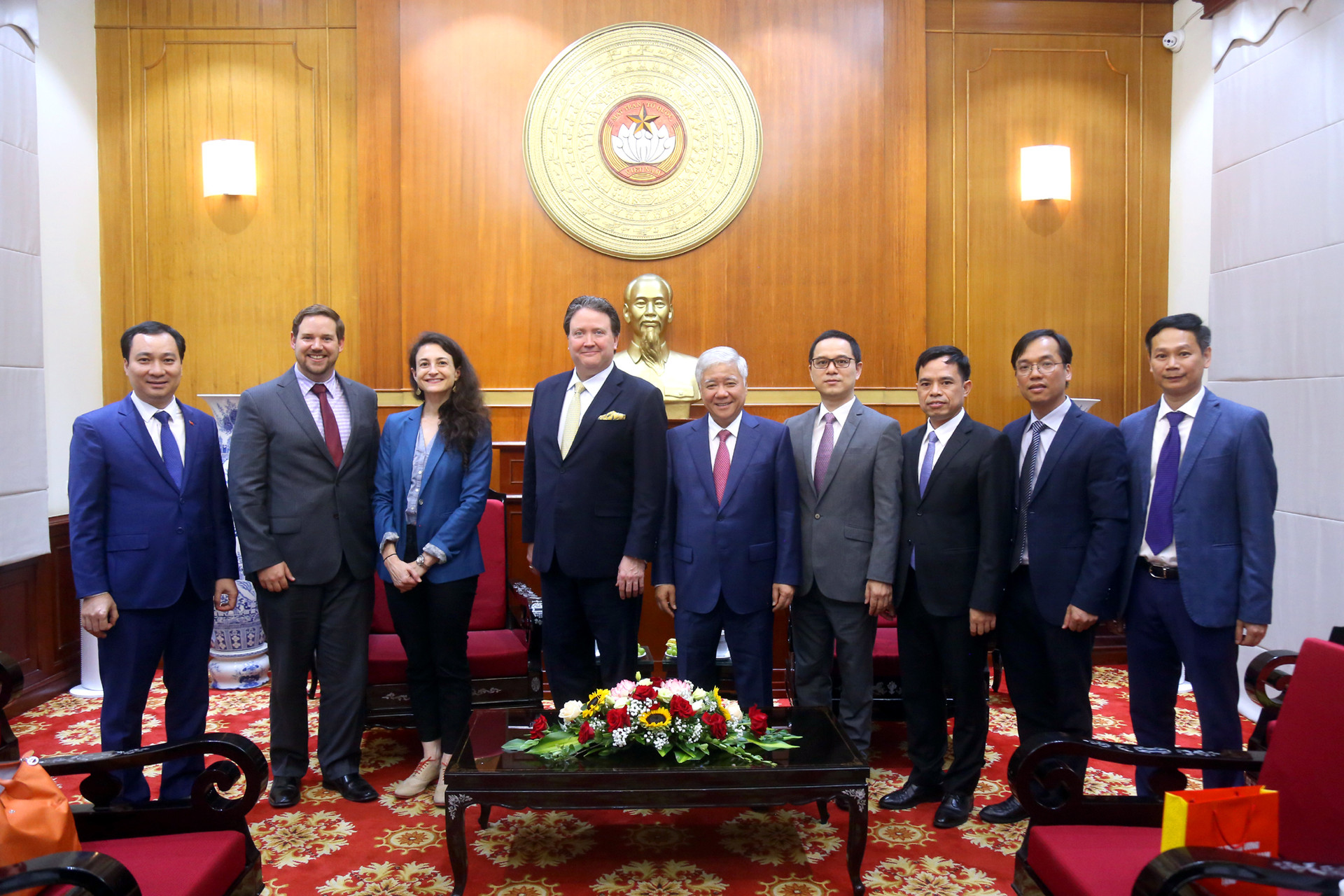 Chủ tịch Đỗ Văn Chiến chụp ảnh lưu niệm cùng ngài Đại sứ và các thành viên trong đoàn.