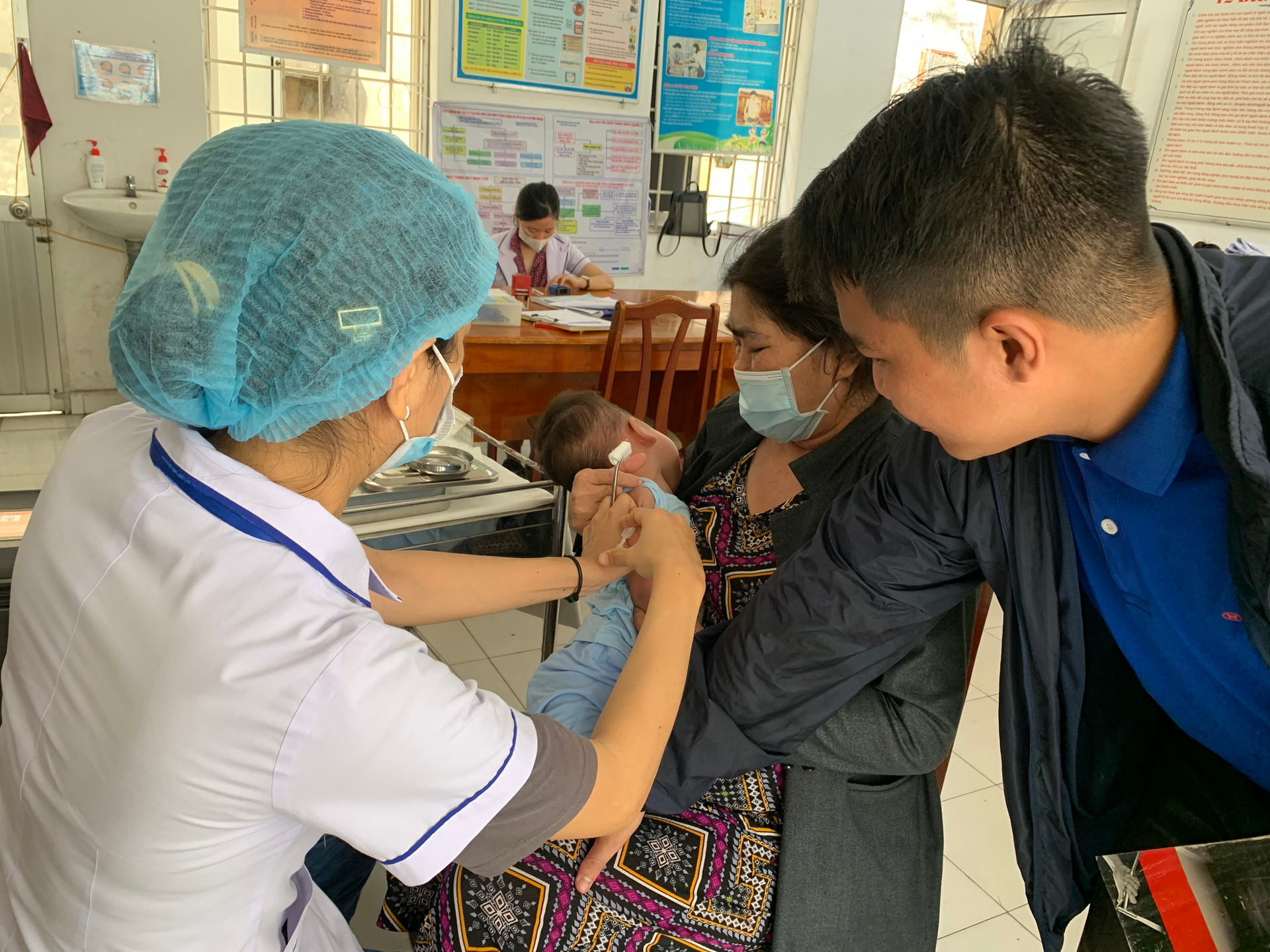 Tại Việt Nam, nhiều trẻ em không được tiêm vaccine đầy đủ.