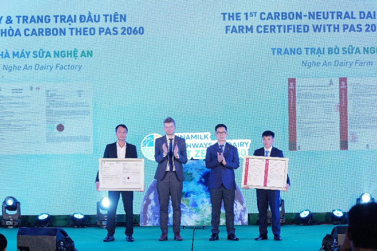 Vinamilk nhận chứng nhận Nhà máy và trang trại đạt trung hòa carbon theo tiêu chuẩn PAS 2060:2014.