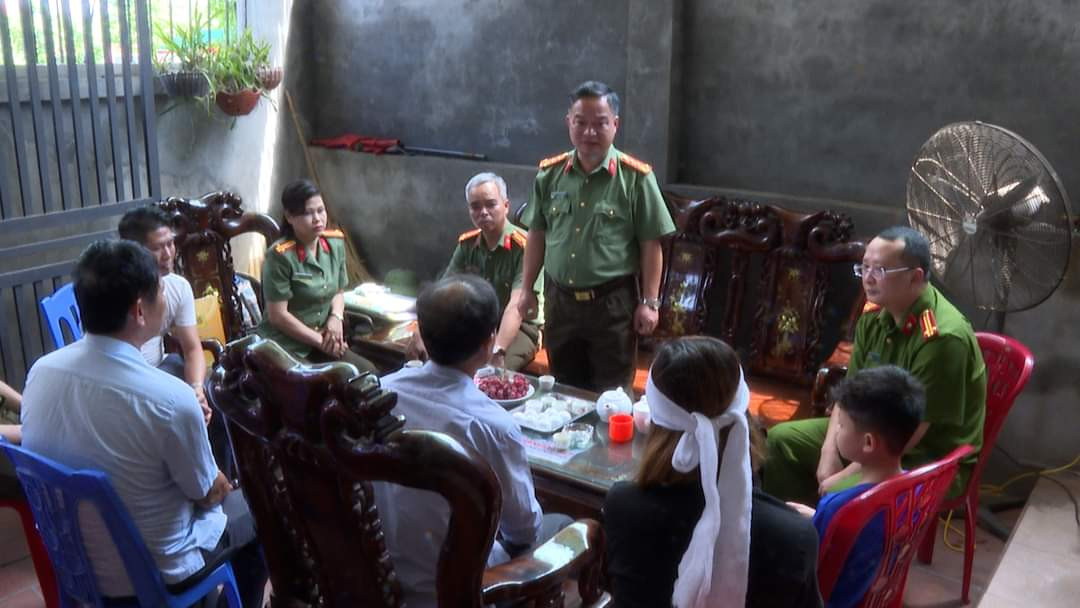 Đại tá Nguyễn Hữu Phước thăm hỏi, động viên gia đình Đại úy Lê Văn Hùng. Ảnh: Công an tỉnh Phú Thọ