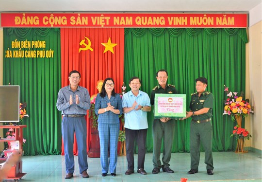 Phó Chủ tịch Uỷ ban Trung ương MTTQ Việt Nam Nguyễn Hữu Dũng đến thăm cán bộ, chiến sĩ Đồn Biên phòng Cảng Phú Quý, tỉnh Bình Thuận.