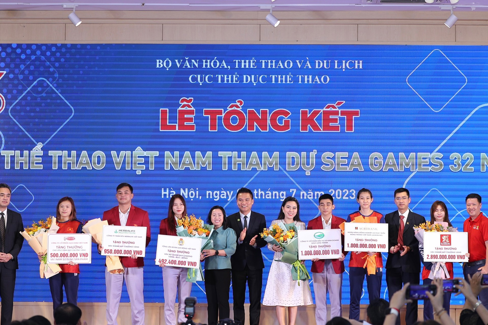 Phó Chủ tịch Tổng Liên đoàn Lao động Việt Nam Thái Thu Xương (áo xanh) trao 492 triệu đồng.
