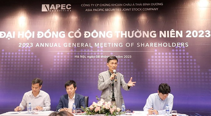 Ông Nguyễn Đỗ Lăng (đứng) tại ĐHĐCĐ thường niên của API hồi đầu tháng 6/2023. Ảnh: Apec