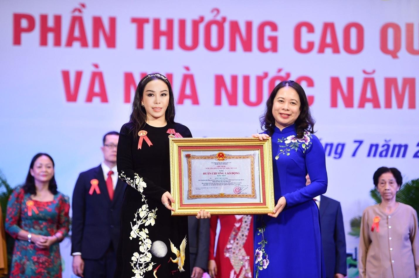 Phó Chủ tịch nước Võ Thị Ánh Xuân trao Huân chương Lao động hạng Nhất cho bà Lê Nữ Thùy Dương – Phó Chủ tịch Tập đoàn KN Holdings.