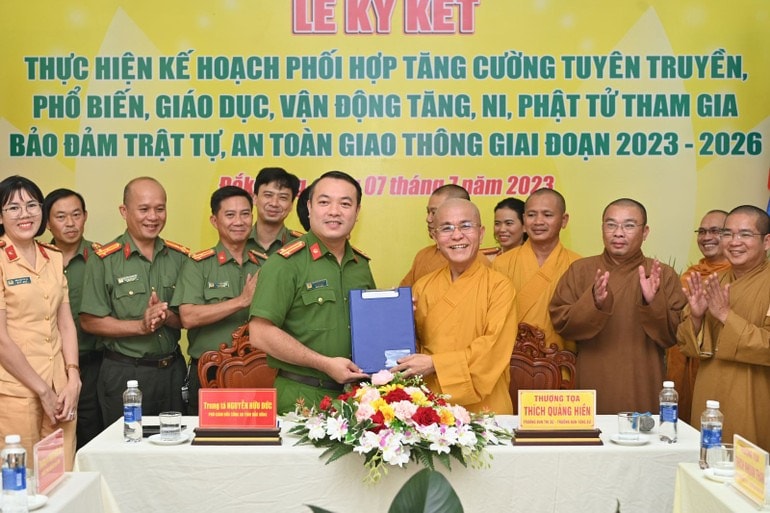 Trung tá Nguyễn Hữu Đức – Phó Giám đốc Công an tỉnh và Thượng tọa Thích Quảng Hiền – Trưởng Ban Trị sự Giáo Hội Phật giáo Việt nam tỉnh Đắk Nông ký kết kế hoạch phối hợp tuyên truyền.