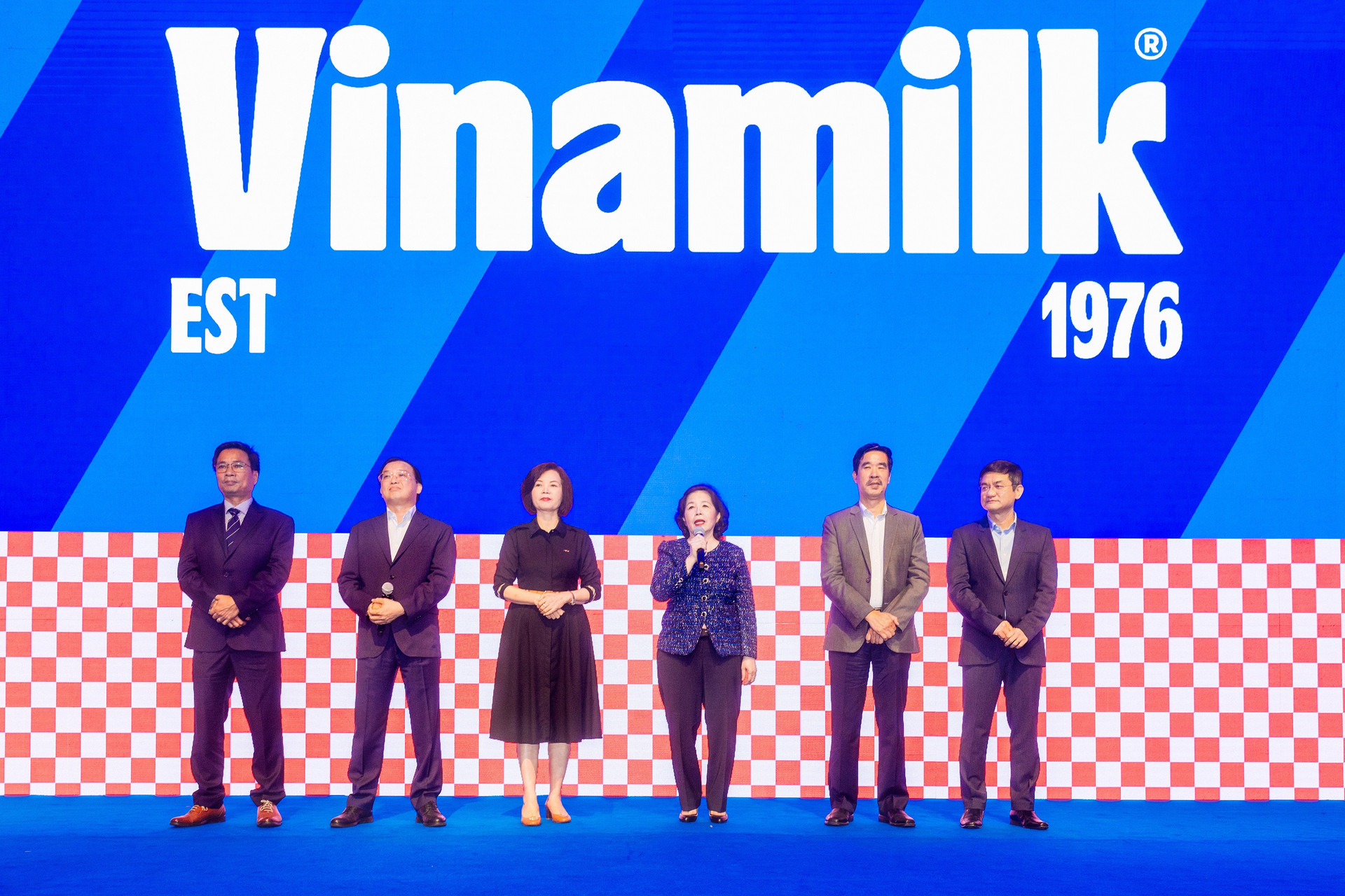 Ban điều hành của Vinamilk cũng có mặt tại sự kiện dành cho nhân viên diễn ra vào sáng ngày 6/7 để chia sẻ về những kế hoạch tương lai của công ty.