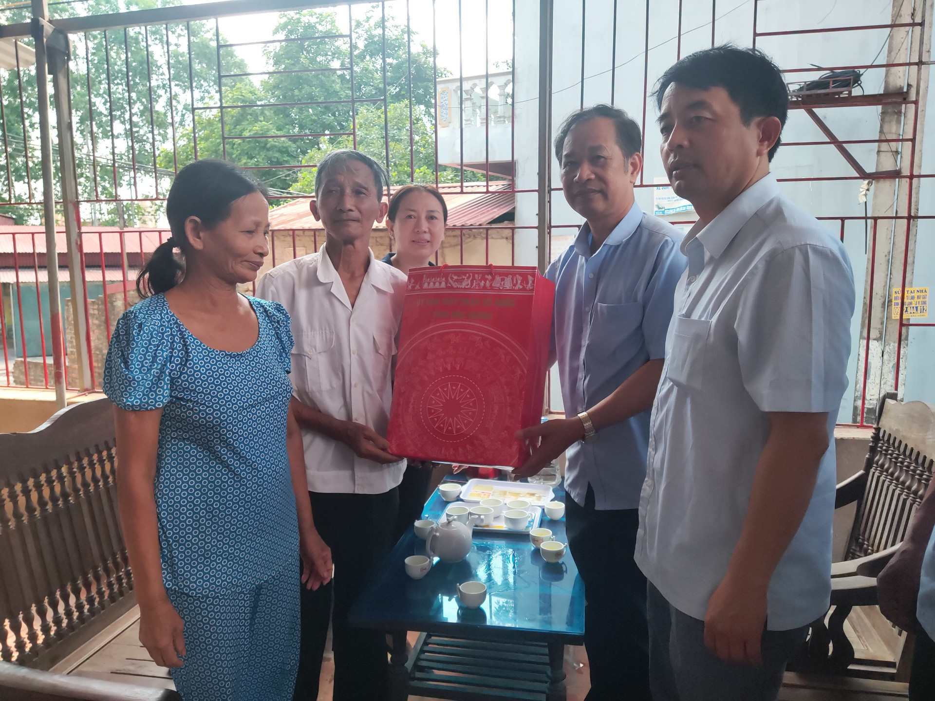 Ông Trịnh Hữu Bàn, Phó Chủ tịch Thường trực Ủy ban MTTQ tỉnh Bắc Giang thăm và tặng quà người có công tiêu biểu huyện Yên Dũng.