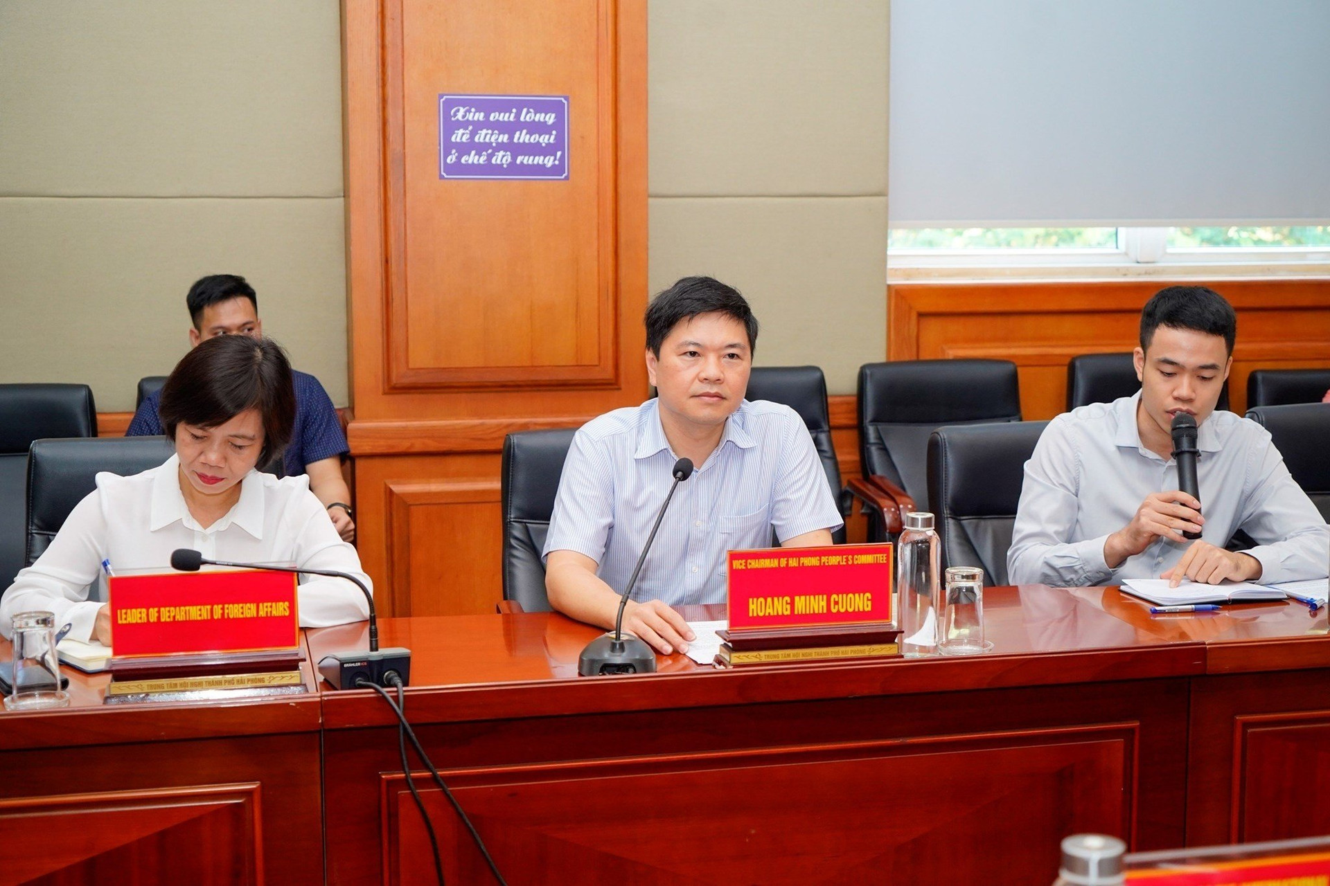 Phó Chủ tịch UBND thành phố Hải Phòng, Hoàng Minh Cường thông tin tại cuộc làm việc.