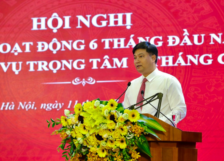 Ông Phạm Toàn Vượng - Thành viên Hội đồng Thành viên, Tổng Giám đốc báo cáo kết quả hoạt động kinh doanh 6 tháng đầu năm, triển khai nhiệm vụ trọng tâm 6 tháng cuối năm.