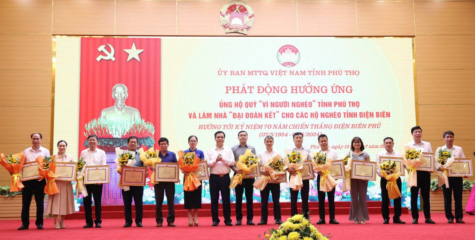 Phó Chủ tịch UBND tỉnh Nguyễn Thanh Hải trao Bằng khen của Chủ tịch UBND tỉnh cho các tập thể có nhiều đóng góp trong ủng hộ Quỹ “Vì người nghèo” của tỉnh, giai đoạn 2016 - 2022.