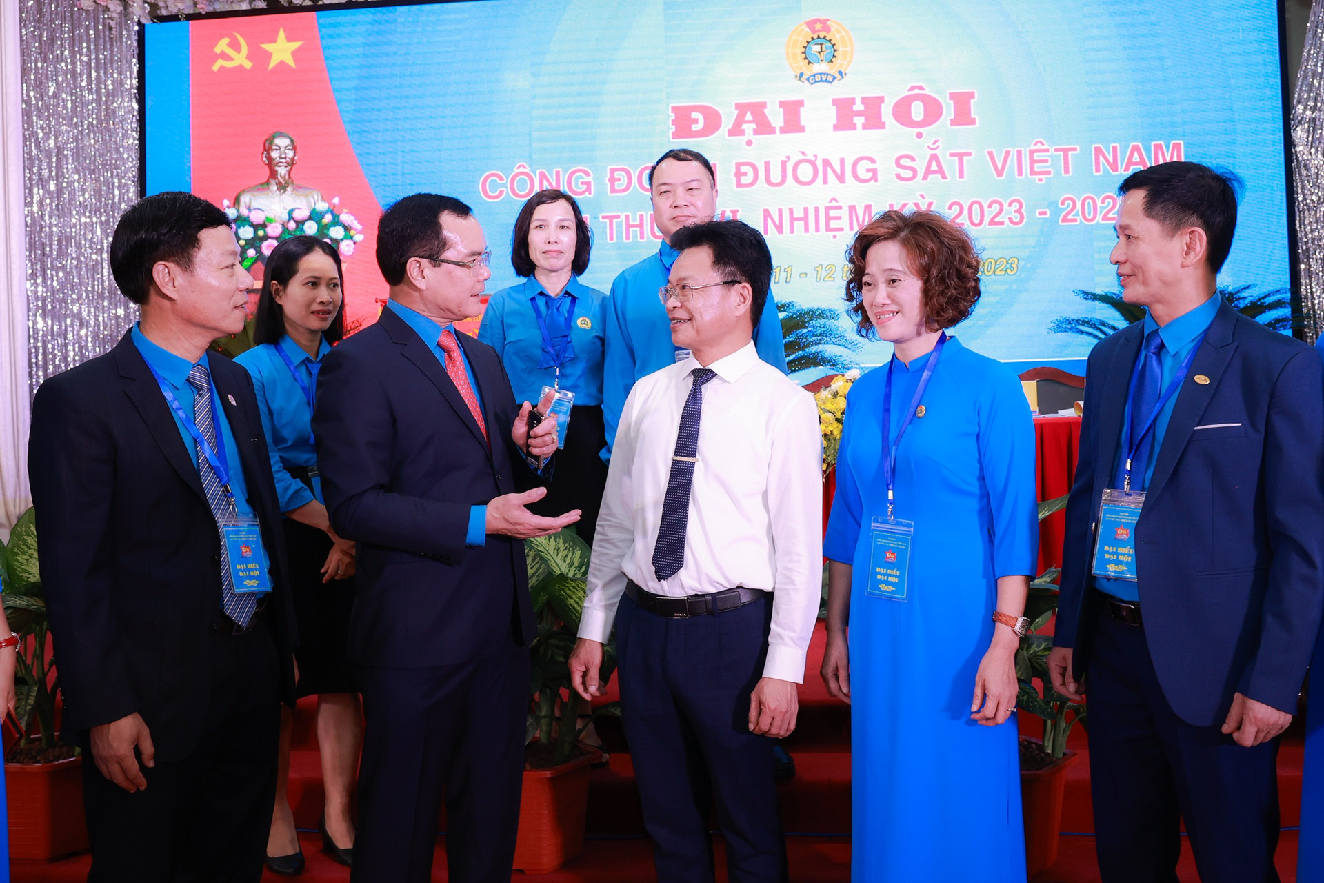 Chủ tịch Tổng LĐLĐ Việt Nam Nguyễn Đình Khang (thứ hai từ trái sang) đề nghị Công đoàn Đường sắt Việt Nam thực hiện các nhiệm vụ, yêu cầu cụ thể.