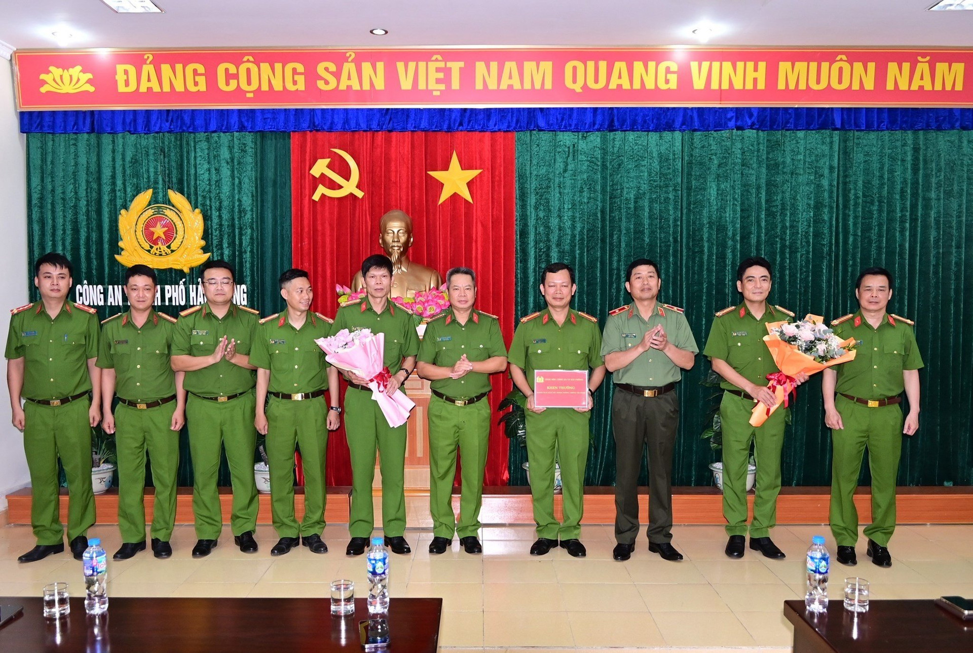 Thiếu tướng Vũ Thanh Chương, Giám đốc Công an thành phố Hải Phòng tặng hoa, khen thưởng đột xuất các lực lượng tham gia phá Chuyên án.
