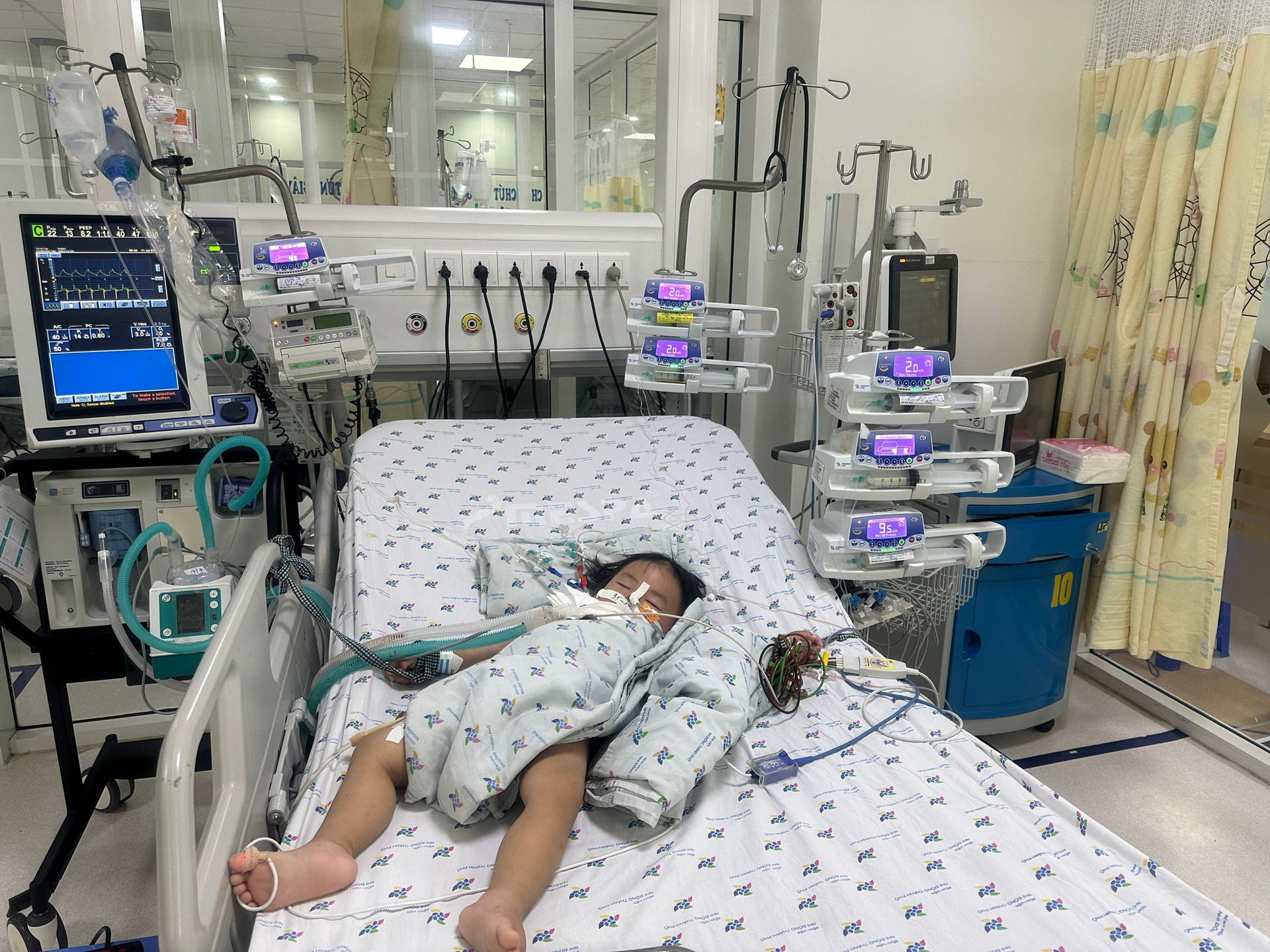 Bệnh nhi điều trị bệnh tay chân miệng tại Bệnh viện Nhi đồng Thành phố.